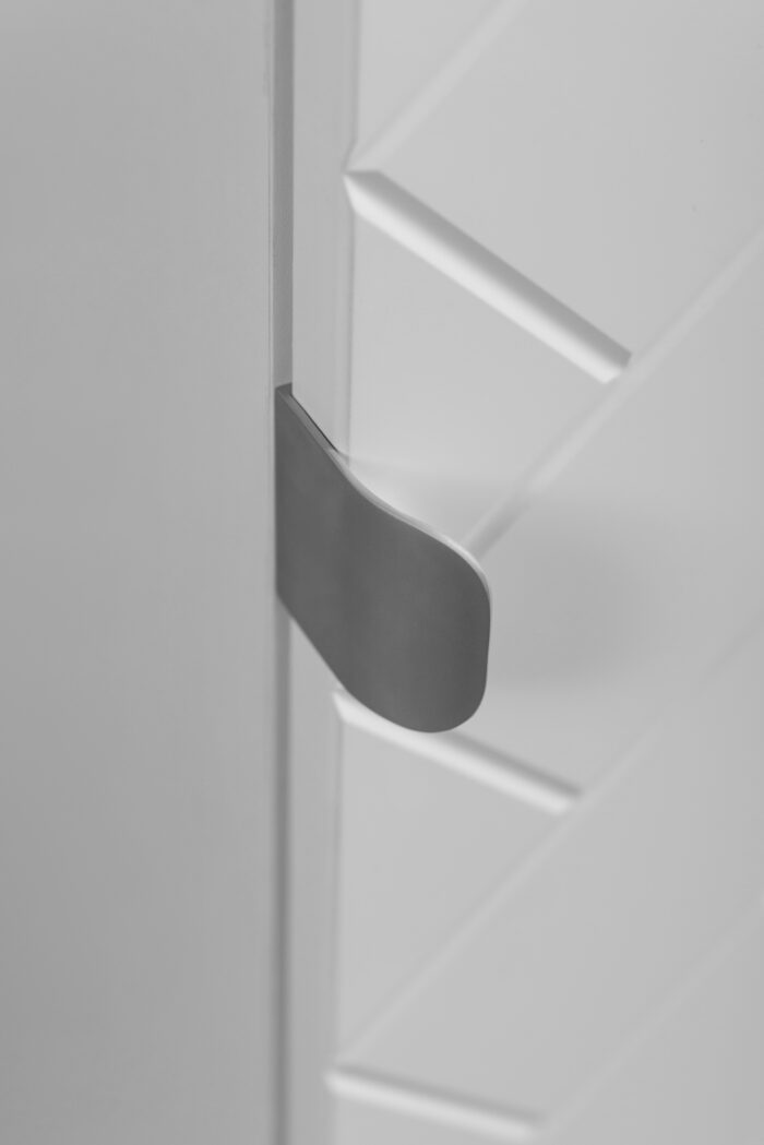 Słupek łazienkowy MADIS 35/136 cm biały szafka wysoka frezowany front drzwi półki S