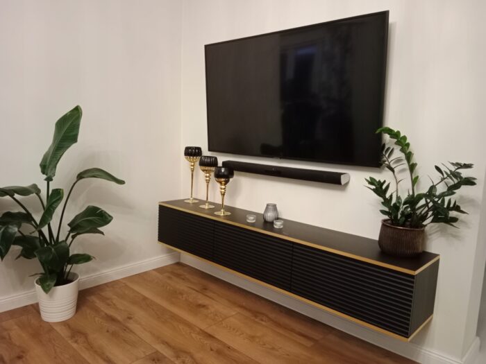 Szafka RTV ORO 175 cm czarna, ryflowane fronty, złota ozdobna listwa