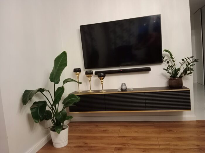 Szafka RTV ORO 175 cm czarna, ryflowane fronty, złota ozdobna listwa