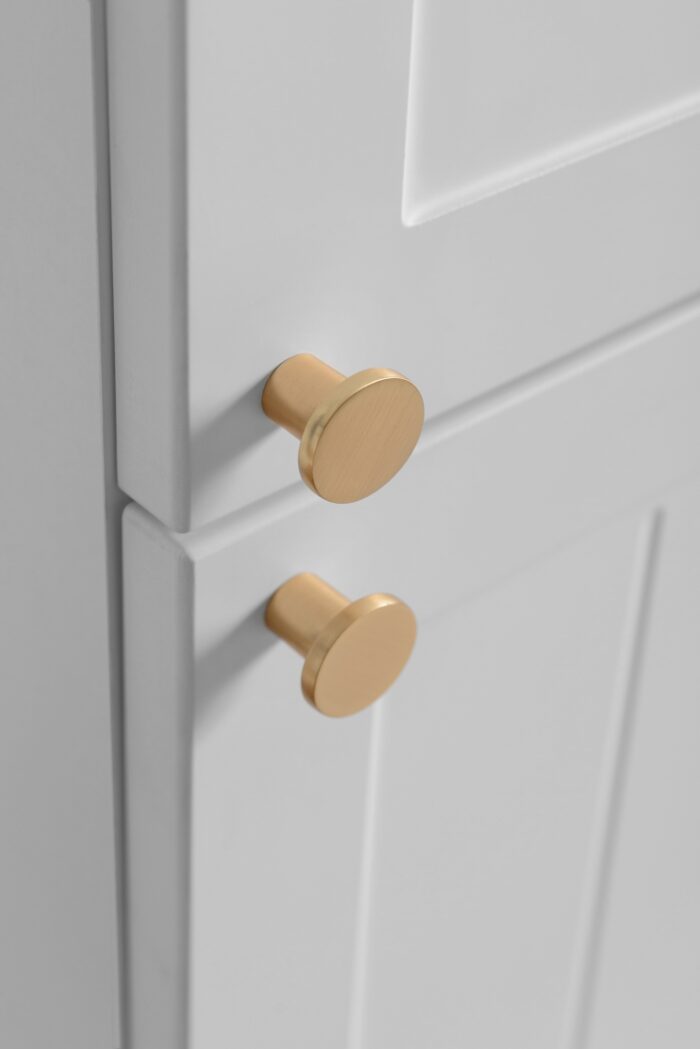 Słupek łazienkowy GUSTO biały 136 cm frezowany front 2x drzwi uniwersalne P/L