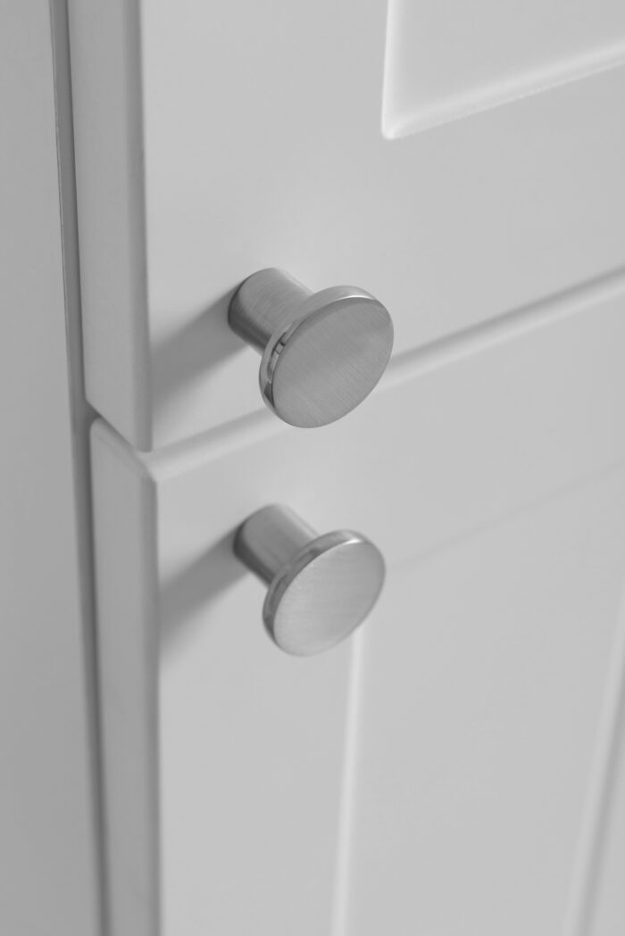 Słupek łazienkowy GUSTO biały 136 cm frezowany front 2x drzwi uniwersalne P/L